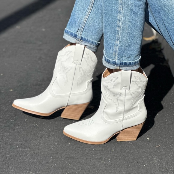 White high top stitched cowboy boots - Picture 7 of 9